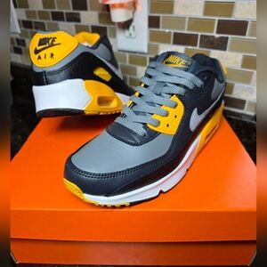 Nike Air Max, Women Size 7.5 / 6Y EXCELLENT USED CONDITION